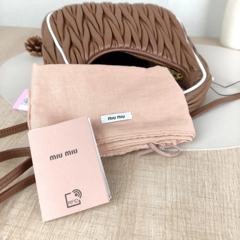 Miumiu Shoulder Bag Wander Matelassé Hobo Lambskin Small 20 × 6 × 17 cm — detail view 7 of 12