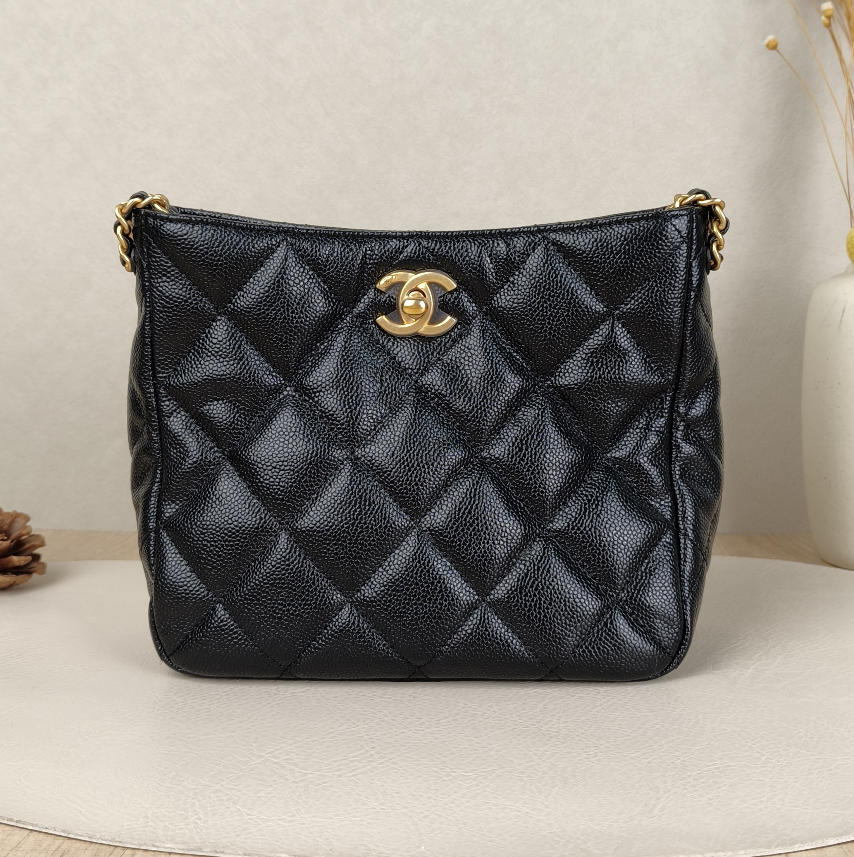 Chanel Shoulder Bag22s hobo Black Grained Calfskin19 × 8 × 17 cm
