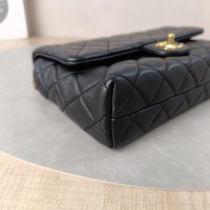 Chanel Crossbody Bag24b Crossbody Bag Black Lambskin One Size20 × 5 × 14 cm — detail view 12 of 14