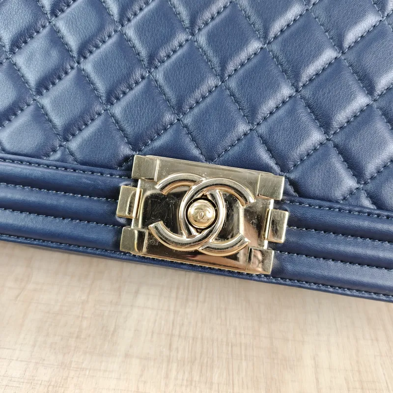Chanel Crossbody Bag Le Boy​Navy Medium25 × 9 × 15 cm — detail view 14 of 14