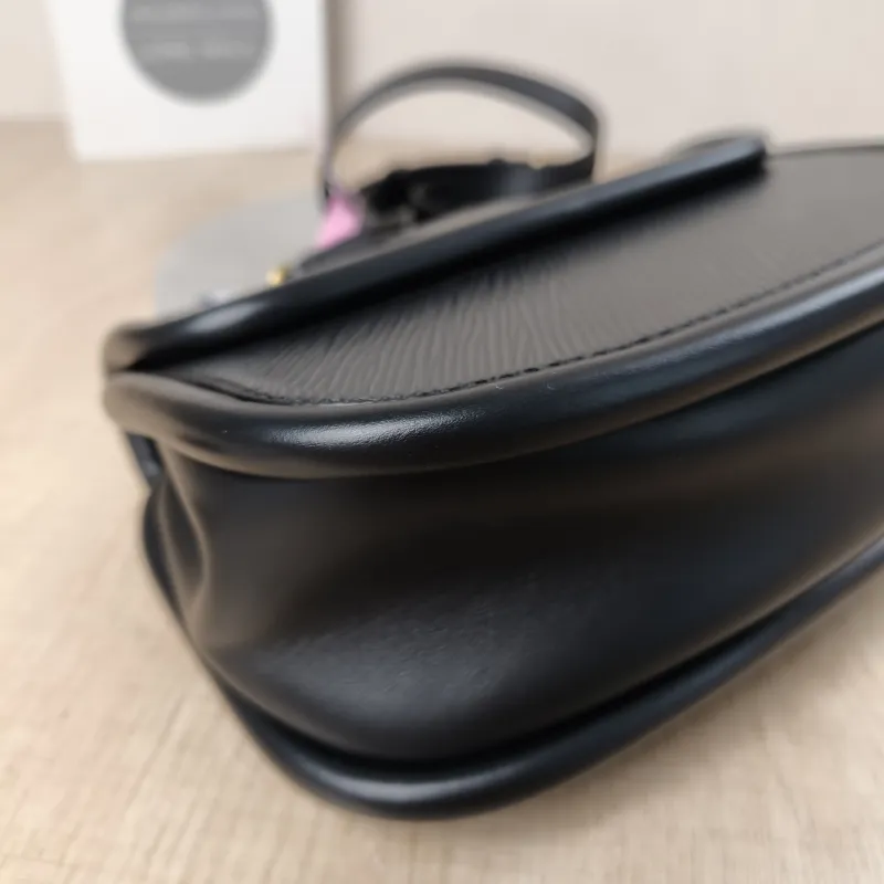 Louis Vuitton Crossbody Bag Hide and Seek Messenger Bag Black Epi Embossed Calfskin One Size21 × 8 × 15 cm — detail view 2 of 18