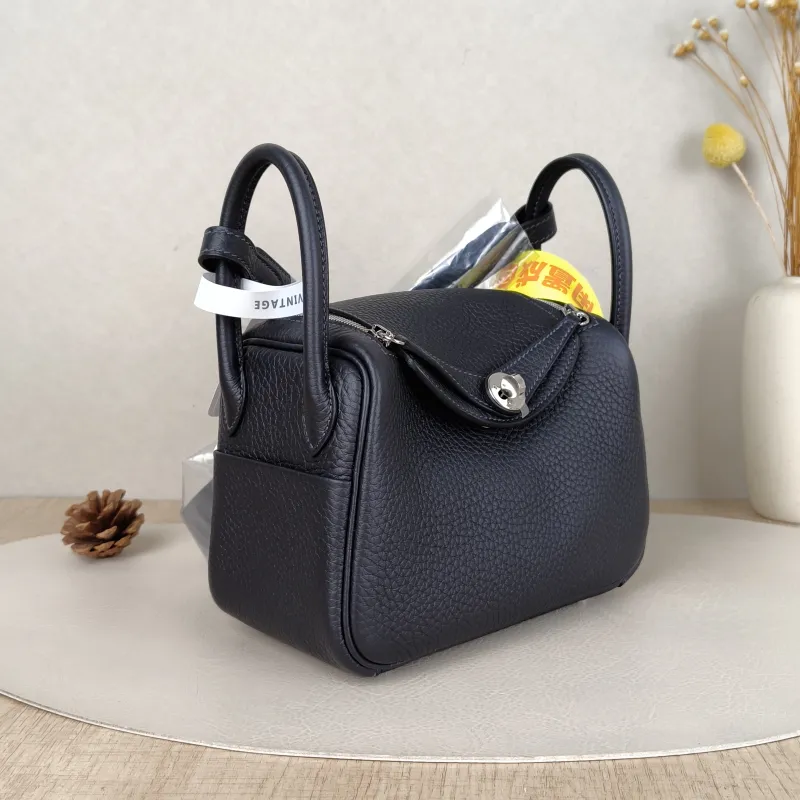 Hermès Crossbody Bag Lindy Mini 19 TC Calfskinmini19 × 9.5 × 13 cm — cover view 2 of 5