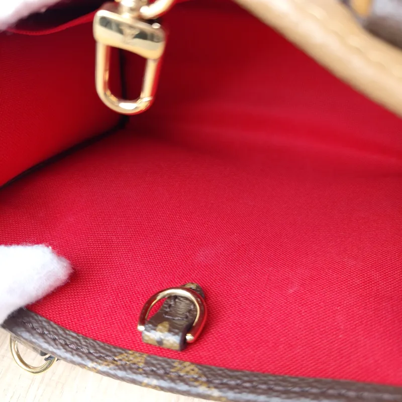 Louis Vuitton Crossbody Bag Onthego BB Monogram PVC BB 18 × 8.5 × 15 cm — detail view 4 of 14