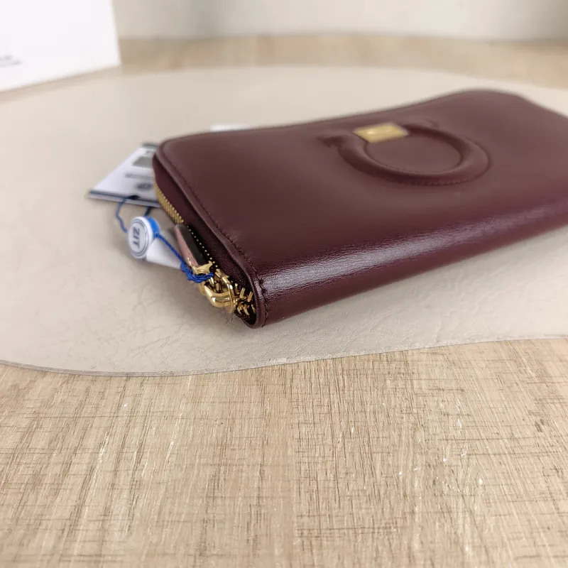 FERRAGAMO Wallet Wallet Red Calfskin One Size19 × 2 × 10.5 cm — detail view 1 of 11