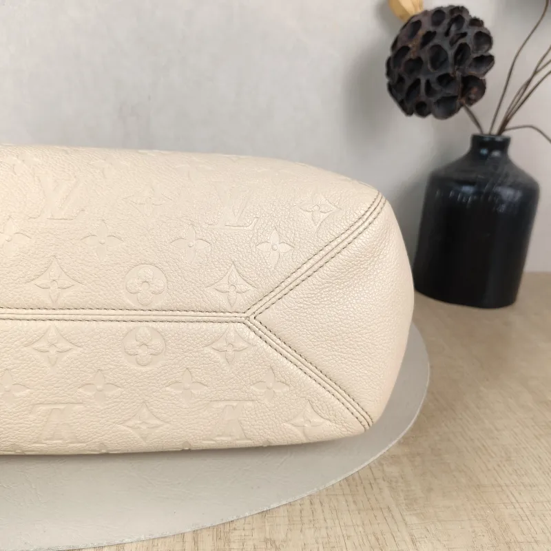 Louis Vuitton Shoulder Bag Anytime Messenger Bag Calfskin Small 34 × 13 × 20 cm — detail view 10 of 11