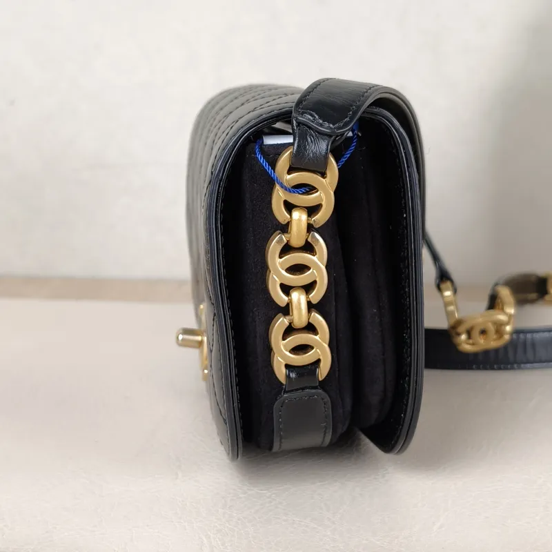 Chanel Crossbody Bag22a c Black Calfskinmini17.5 × 5.5 × 12 cm — detail view 14 of 15