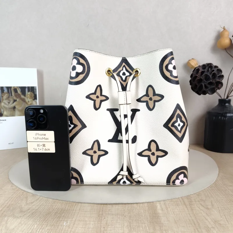 Louis Vuitton Shoulder Bag NÉONOÉ Bucket Bag PVC Medium 26 × 17.5 × 26 cm — cover view 4 of 5