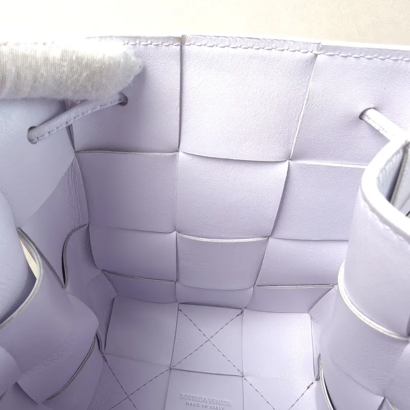 Bottega Veneta Crossbody Bag Cassette Woven Lambskin One Size13 × 13 × 18 cm — detail view 8 of 12