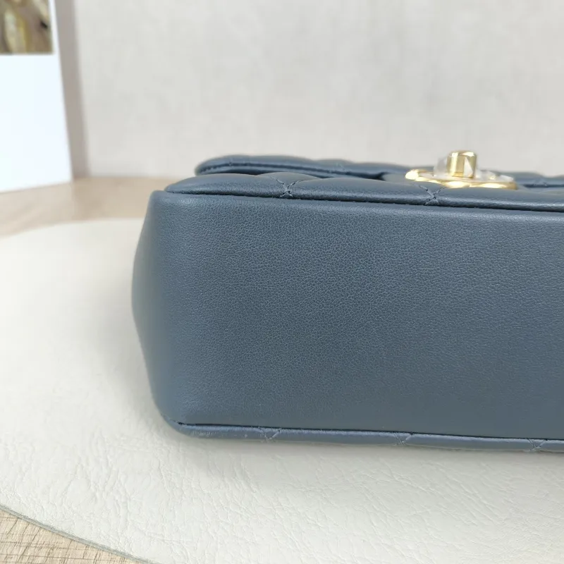 Chanel Crossbody Bag Pearl Grey Lambskin One Size19.5 × 7.5 × 14.5 cm — detail view 10 of 11