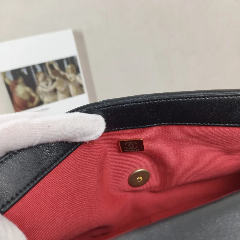 Chanel Crossbody Bag 19Bag Black SL ambskin Small 26 × 9 × 16 cm — detail view 3 of 11
