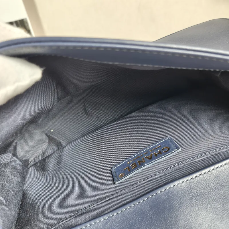 Chanel Crossbody Bag Le Boy​Navy Medium25 × 9 × 15 cm — detail view 8 of 14