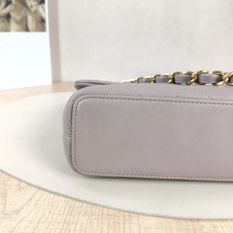 Chanel Shoulder Bag Shoulder Bag Grey Lambskin One Size25 × 5 × 14.5 cm — detail view 4 of 12