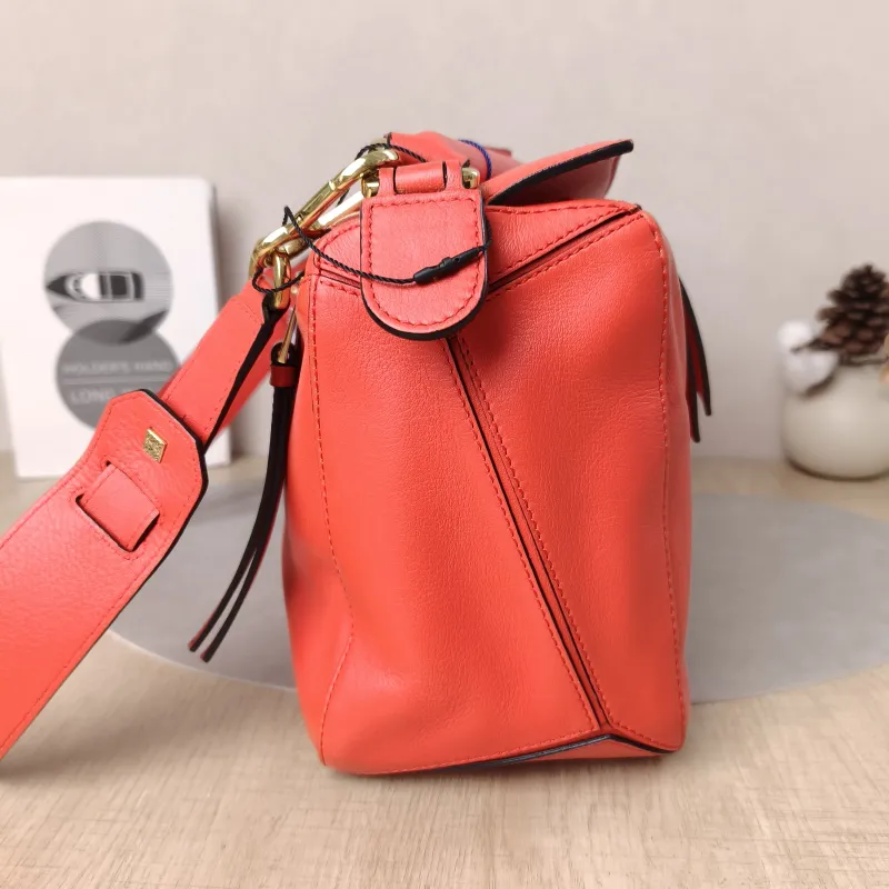 LOEWE Crossbody Bag Puzzle Red Calfskin Medium29 × 14 × 19.5 cm — detail view 2 of 17