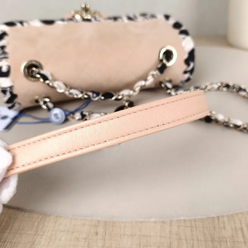 Chanel Crossbody Bag Edition Pink Suede 19 × 5 × 13.5 cm — detail view 4 of 13