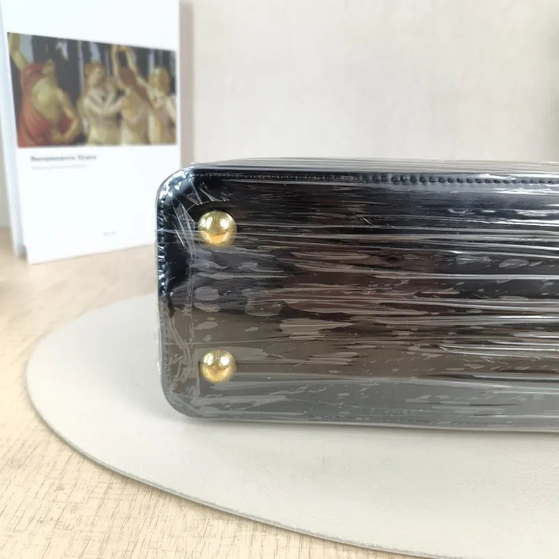 Louis Vuitton Top Handle Bag Capucines Black Calfskin Medium31.5 × 11 × 20 cm — detail view 4 of 13