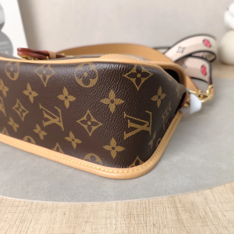 Louis Vuitton Crossbody Bag Diane Baguette Bag Shoulder Strap PVC Small24 × 9 × 15 cm — detail view 14 of 15
