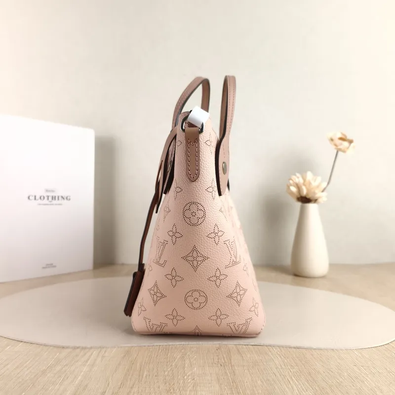 Louis Vuitton Shoulder Bag Hina Pink Calfskin Small 23 × 13 × 21 cm — detail view 2 of 10