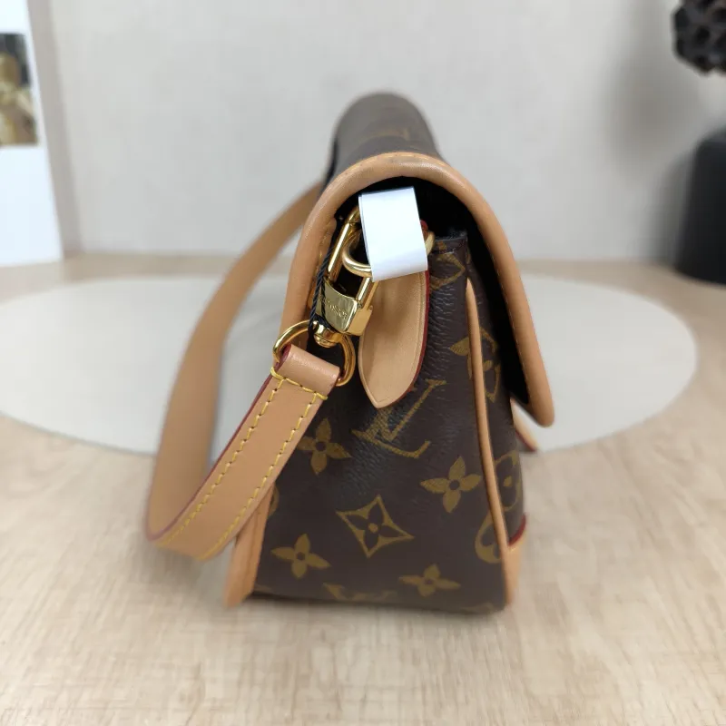 Louis Vuitton Crossbody Bag Diane Baguette Bag Shoulder Strap PVC Small24 × 9 × 15 cm — detail view 15 of 15