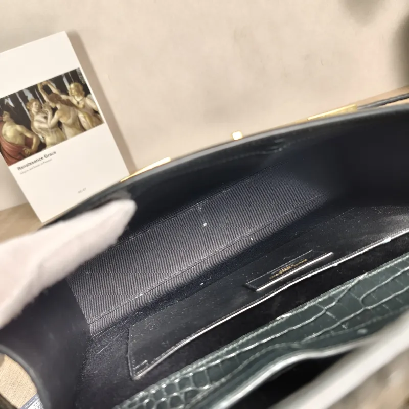 SAINT LAURENT Shoulder Bag MANHATTAN Green Calfskin Medium 29 × 7.5 × 20 cm — detail view 3 of 11