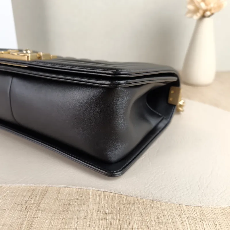 Chanel Crossbody Bag Le Boy​ Black Calfskin Medium 25 × 9 × 15 cm 27 — detail view 7 of 12