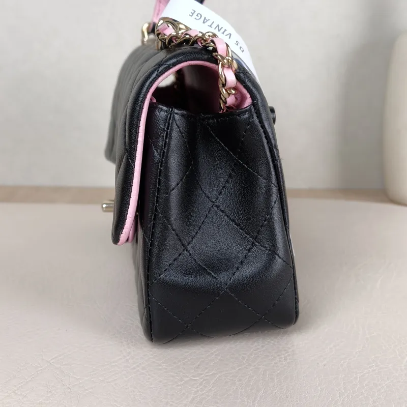 Chanel Crossbody Bag mini Black · Pink Lambskin mini 20 × 6 × 12 cm — detail view 3 of 14
