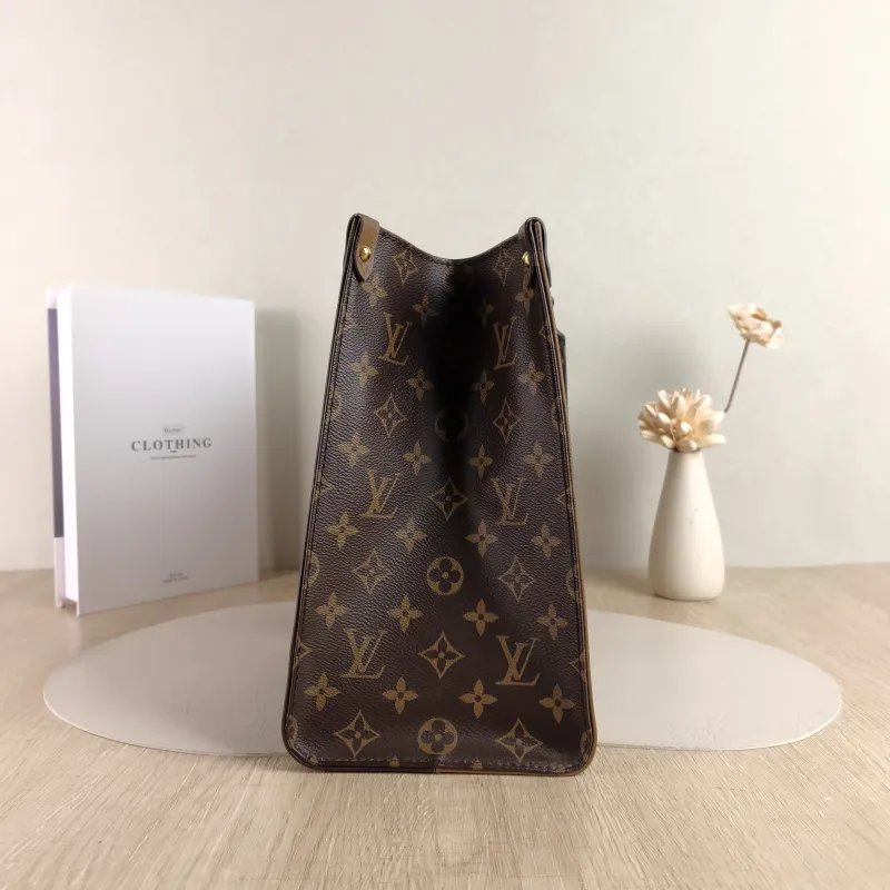 Louis Vuitton Shoulder Bag Onthego Medium Monogram PVC Medium 35 × 14 × 27 cm — detail view 8 of 10