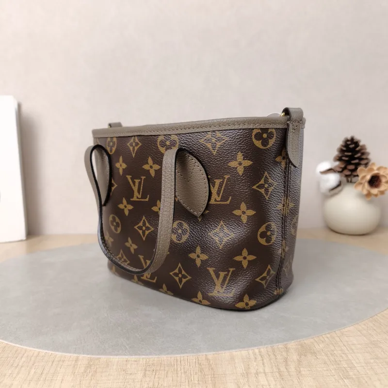 Louis Vuitton Crossbody Bag NEVERFULL INSIDE OUT BB PVC · Calfskin BB26.5 × 11 × 16.5 cm — cover view 3 of 5