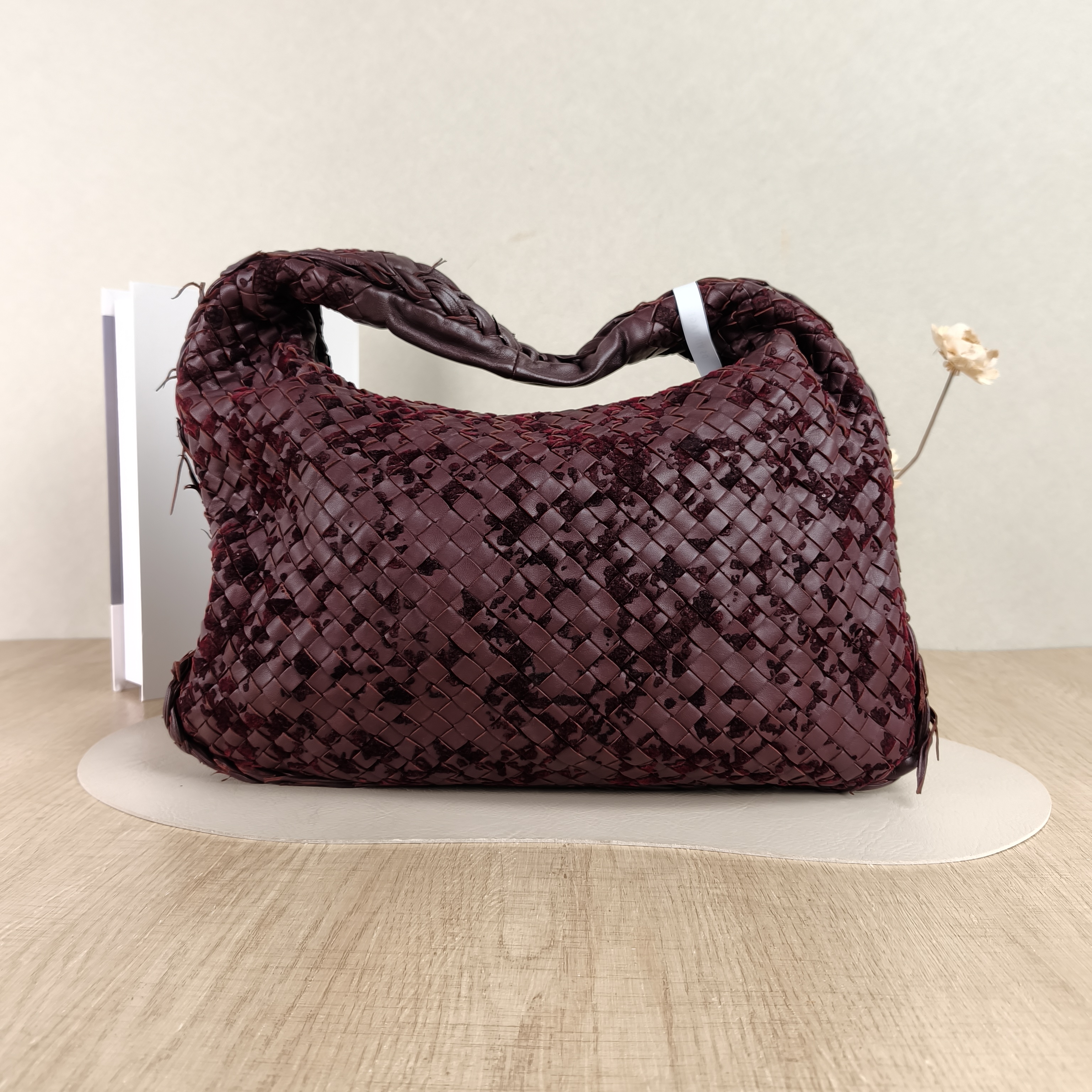 Bottega Veneta Shoulder Bag Veneta Red Lambskin One Size39 × 2 × 23 cm — cover view 3 of 5