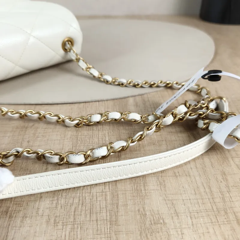 Chanel Crossbody Bag Edition White Calfskin One Size17 × 7 × 13 cm — detail view 11 of 14