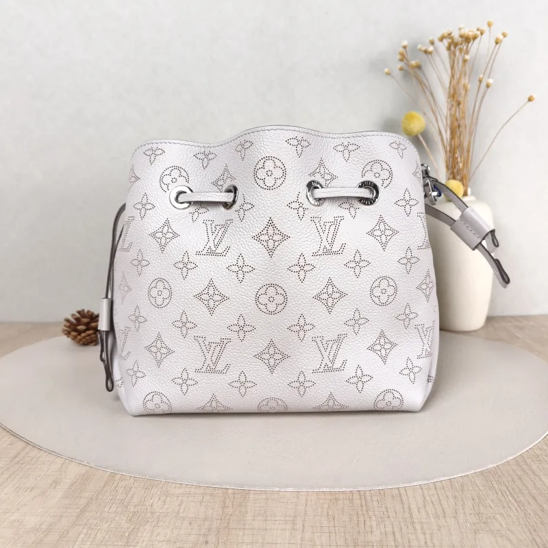 Louis Vuitton Crossbody Bag BELLA Calfskin 22 × 14 × 19 cm