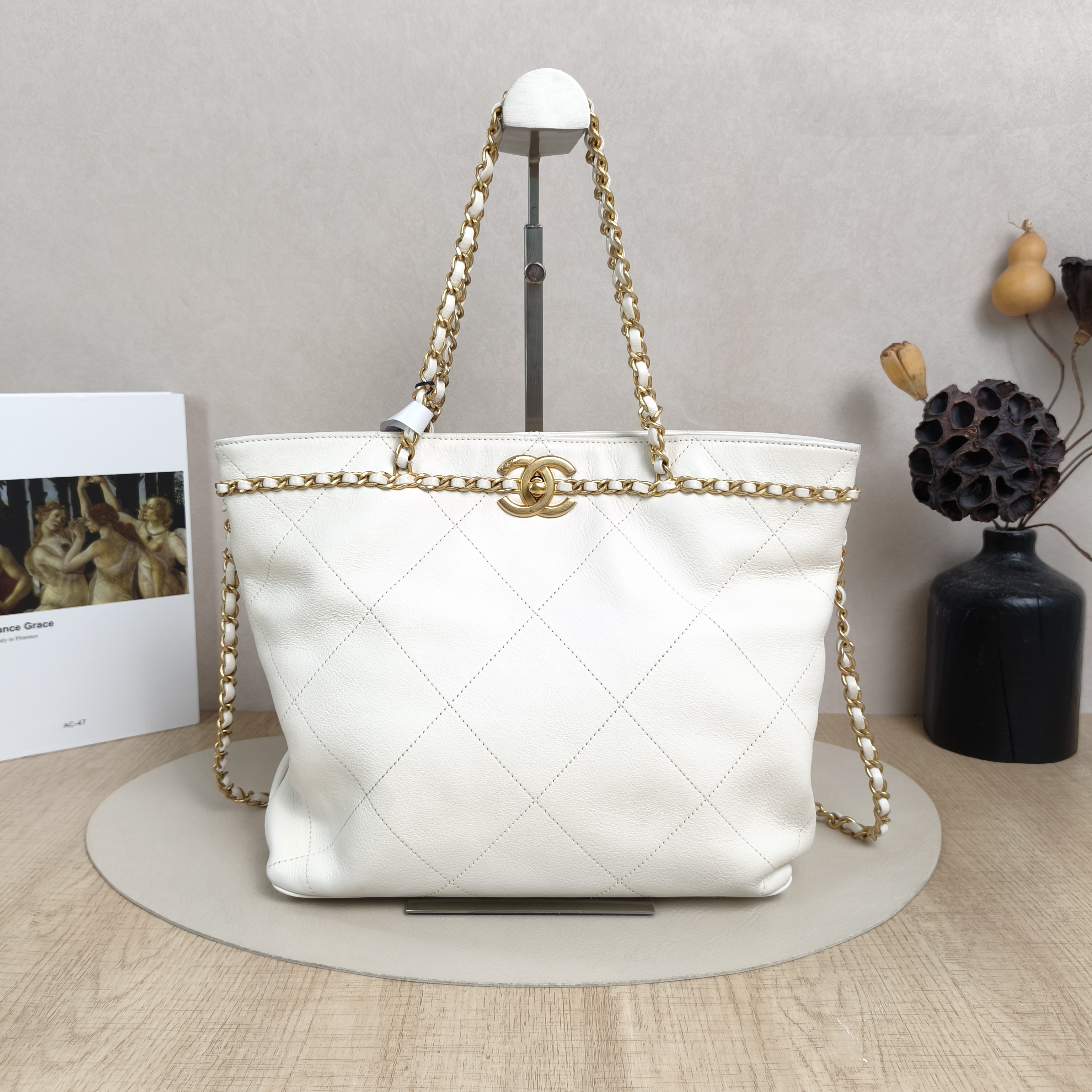 Chanel Shoulder Bag tote White Calfskin One Size26 × 7 × 24 cm