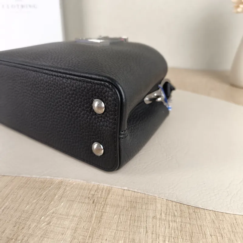 Louis Vuitton Shoulder Bag Capucines Black Calfskin Mini 21 × 8 × 14 cm — detail view 6 of 12