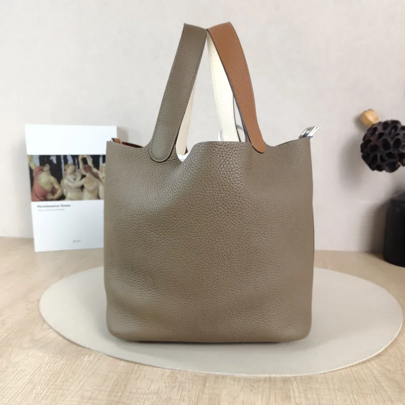 Hermès Top Handle Bag Picotin Lock 22 22 37 Brown · 18 · I2 TC Calfskin Medium 22 × 17 × 21 cm Z — detail view 9 of 9