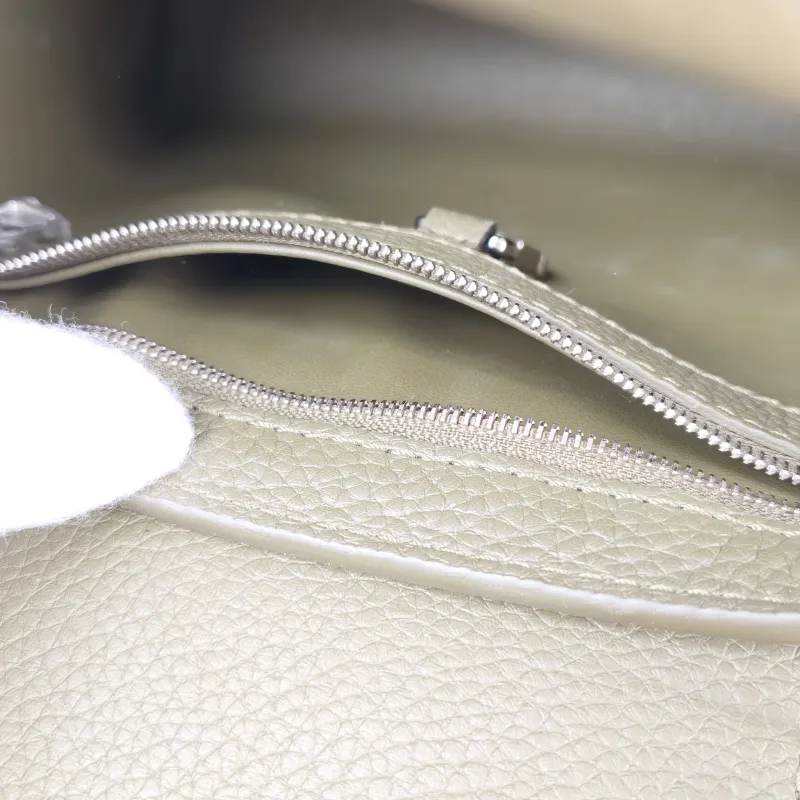 Louis Vuitton Top Handle Bag Capucines Calfskin BB 27 × 9 × 17.5 cm — detail view 7 of 12