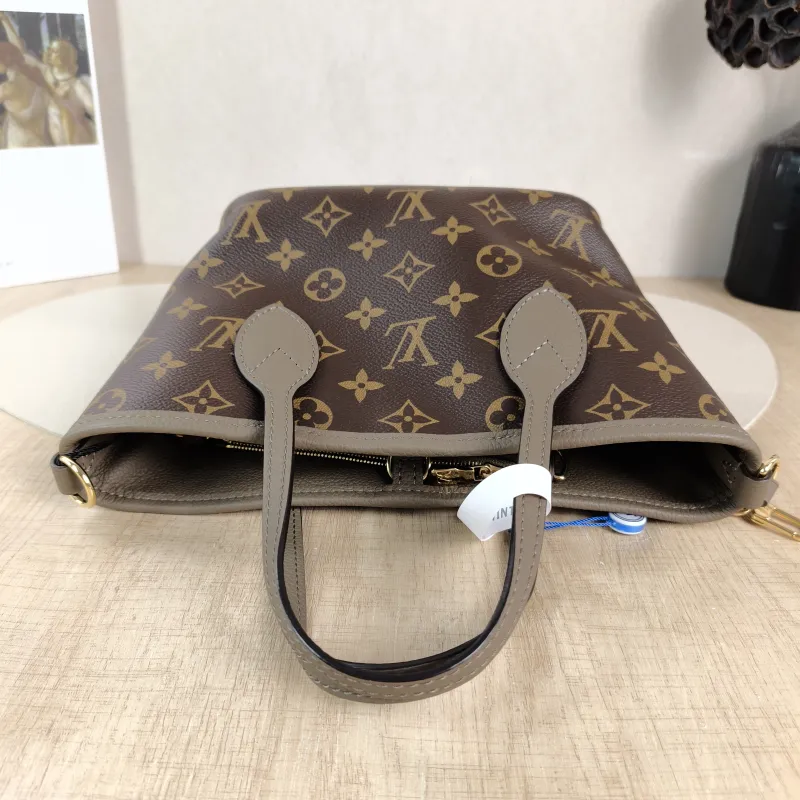 Louis Vuitton Crossbody Bag NEVERFULL INSIDE OUT BB PVC · Calfskin BB 26.5 × 11 × 16.5 cm — detail view 10 of 11