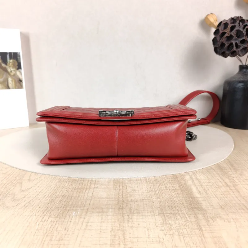 Chanel Crossbody Bag Le Boy​Red Calfskin Medium25 × 9 × 15 cm — cover view 5 of 6