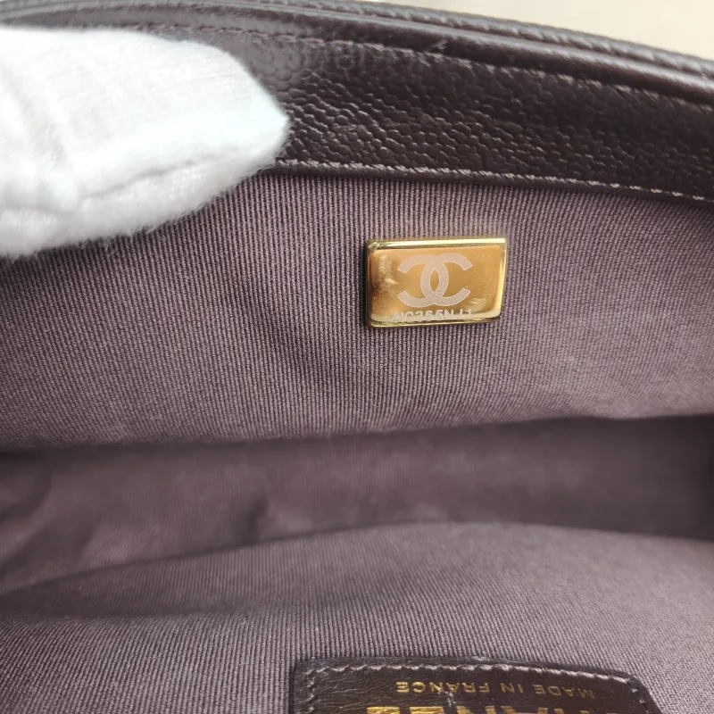 Chanel Crossbody Bag Le Boy​ Calfskin Medium25 × 9 × 15 cm — detail view 5 of 11