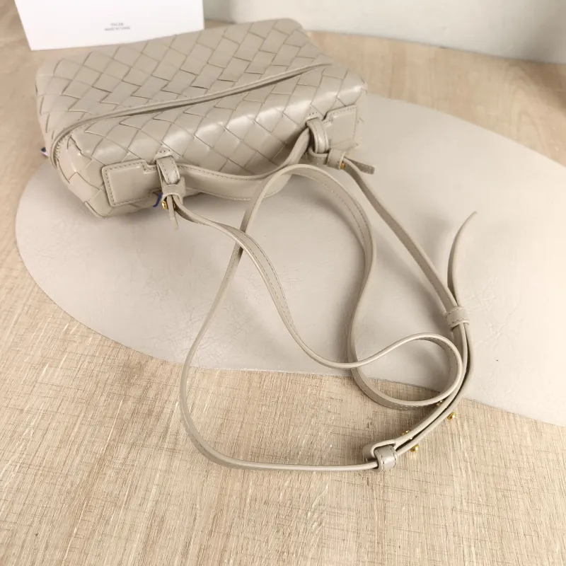 Bottega Veneta Crossbody Bag Bang Bang Cosmetic Bag Grey Lambskin One Size 22 × 6 × 12 cm — detail view 5 of 9