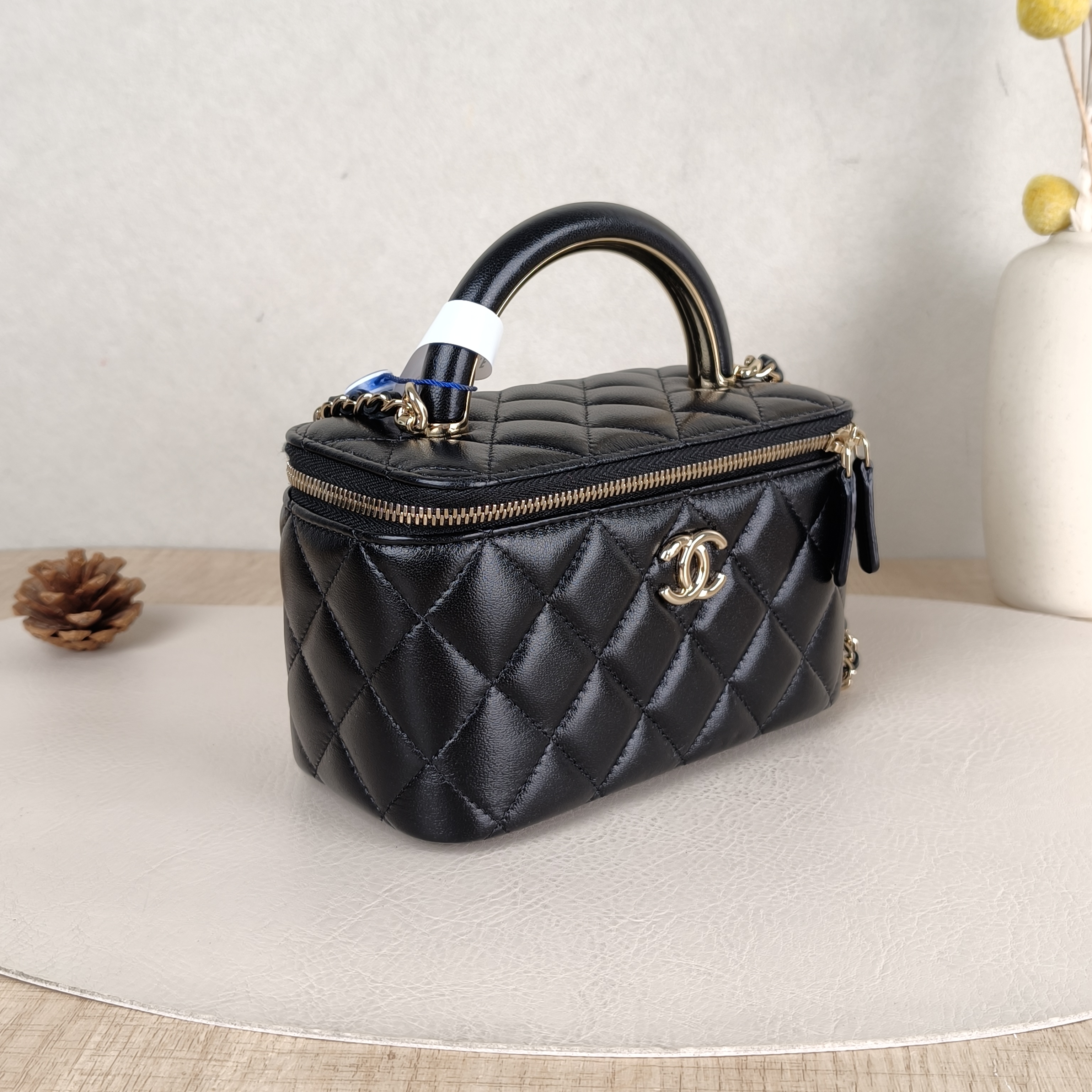 Chanel Crossbody Bag Edition Black Lambskinmini16 × 8 × 9.5 cm — cover view 4 of 5