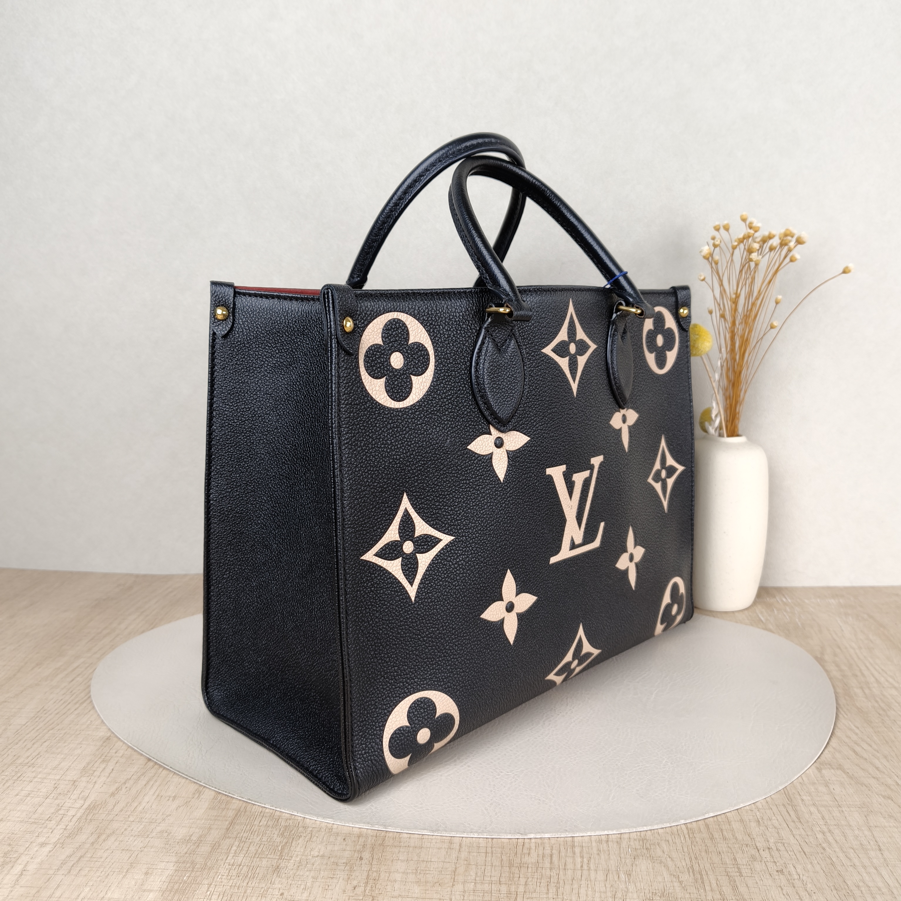 Louis Vuitton Shoulder Bag Onthego Medium Black · White Monogram Empreinte Embossed Calfskin Medium35 × 14 × 27 cm — cover view 5 of 5