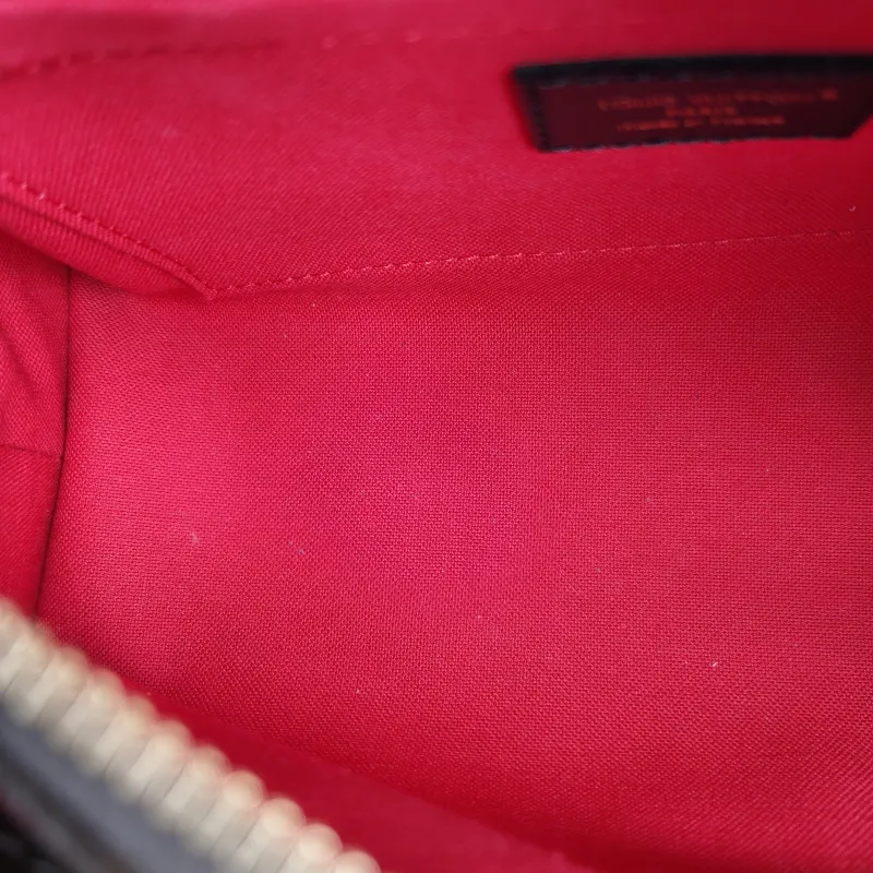Louis Vuitton Crossbody Bag Onthego East West Two Straps Monogram PVC Small 25 × 10 × 13 cm — detail view 7 of 10