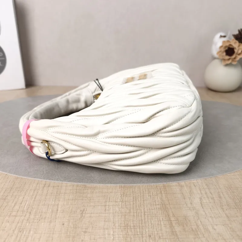 Miumiu Shoulder Bag Wander Matelassé Hobo White Lambskin Small20 × 6 × 17 cm — detail view 1 of 11