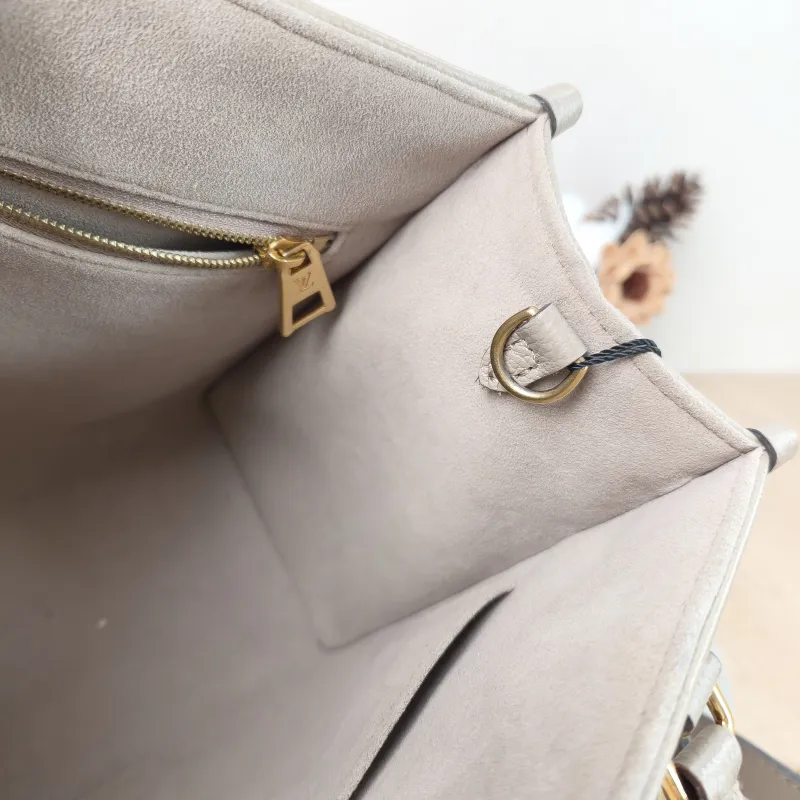 Louis Vuitton Shoulder Bag Onthego · White Empreinte Embossed Calfskin Monogram Small25 × 11.5 × 19 cm — detail view 5 of 13