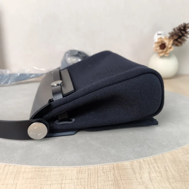 Hermès Crossbody Bag Herbag Zip 2089Black Calfskin，Canvasmini20.5 × 7 × 16.5 cm — detail view 2 of 15