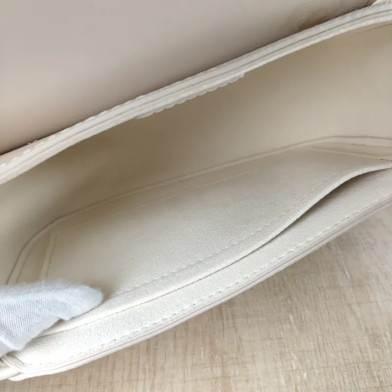 Louis Vuitton Crossbody Bag Hide and Seek Messenger Bag White Epi Embossed Calfskin 21 × 8 × 15 cm — detail view 7 of 11