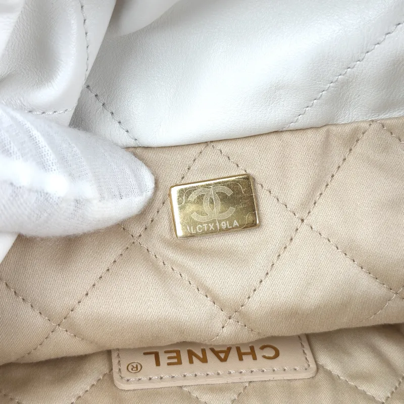 Chanel Shoulder Bag22Bag White CC alfskin Small35 × 7 × 37 cm — detail view 10 of 14