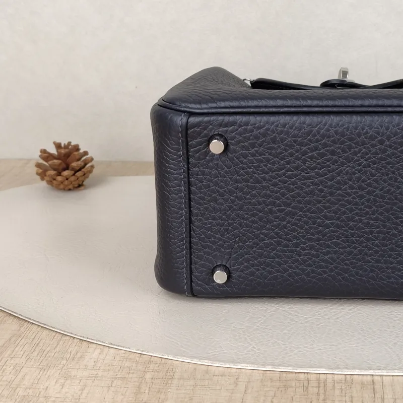 Hermès Crossbody Bag Lindy Mini 19 TC Calfskinmini19 × 9.5 × 13 cm — detail view 5 of 14