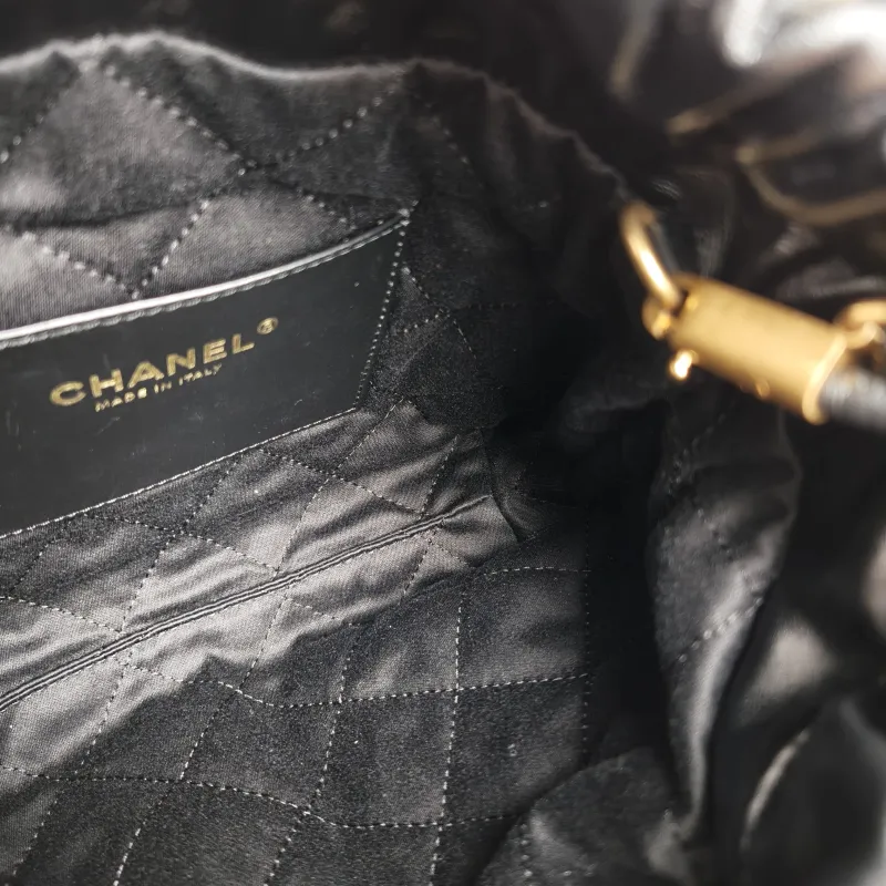 Chanel Crossbody Bag22Bag Black White Calfskinmini20 × 6 × 19 cm — detail view 4 of 10