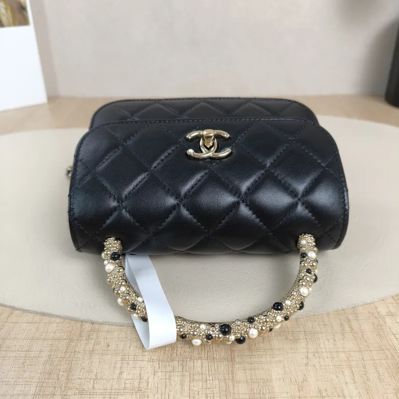 Chanel Crossbody Bag26c Pearl Black Lambskinmini15 × 5.5 × 10.5 cm — detail view 3 of 13