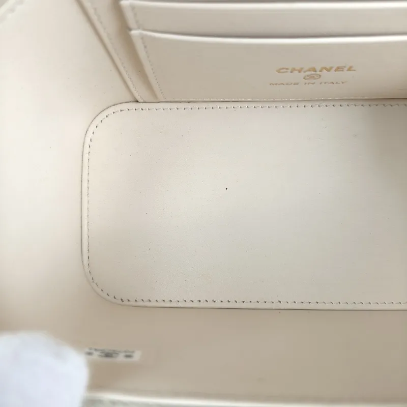 Chanel Crossbody Bag26c Edition Beige Grained Calfskin One Size17 × 8 × 9.5 cm — detail view 1 of 14